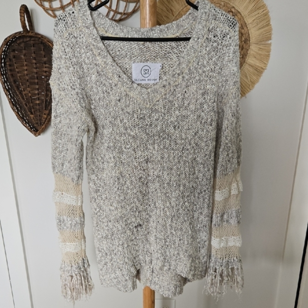 Sloane Rouge Women's Sz M V-Neck Heathered Sweater in Gray and Cream Boho Fringe